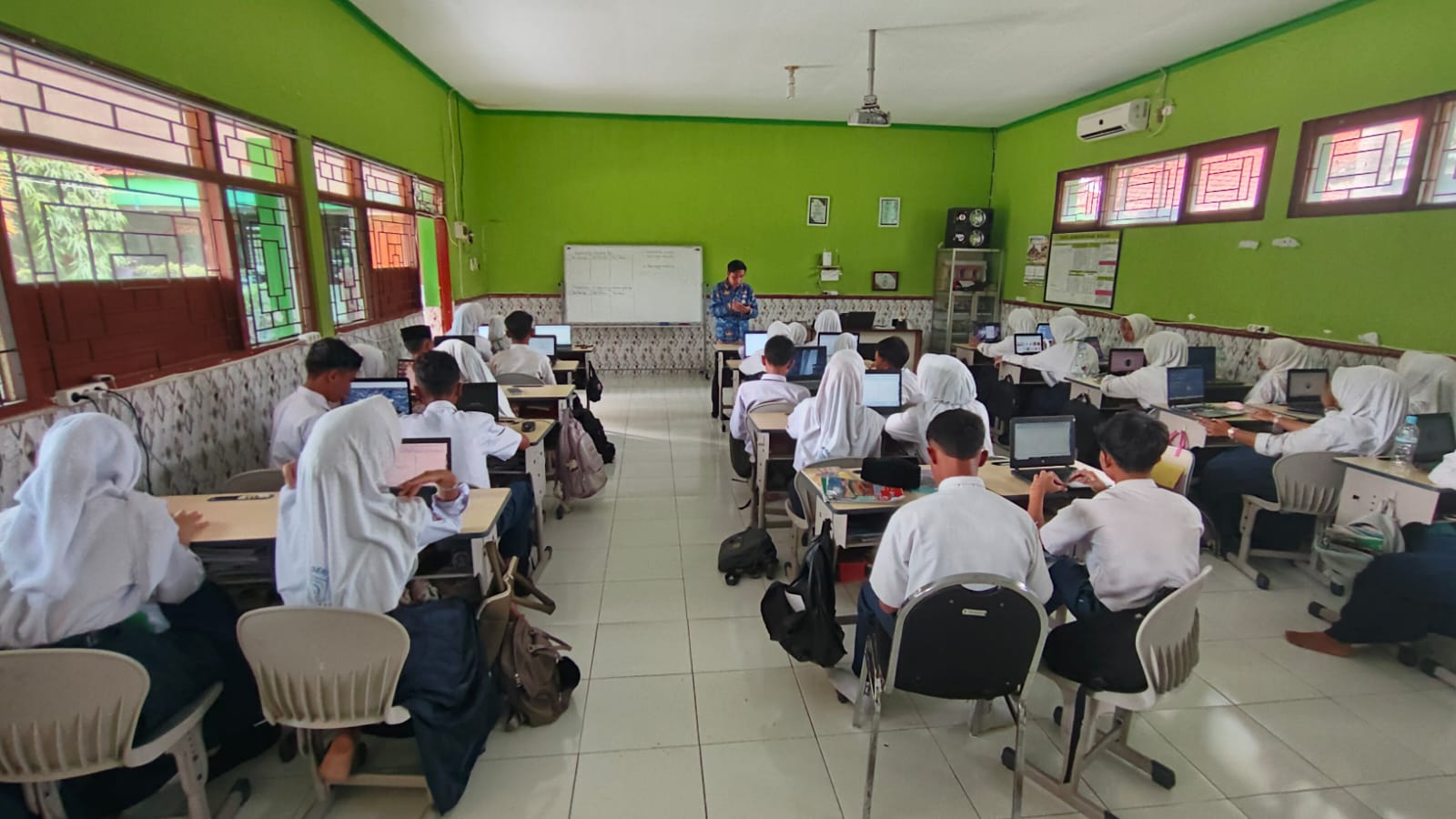 Proses belajar mengajar di kelas Multimedia MTsN 5 Jombang
