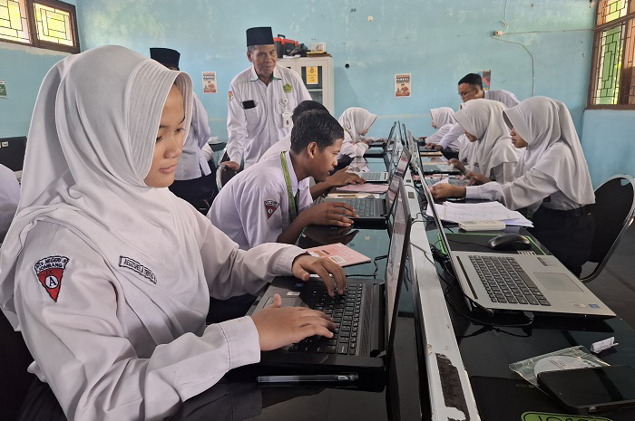 Kepala MTsN 5 Jombang Harnoto memantau pelaksanaan Gladi TKA 2026