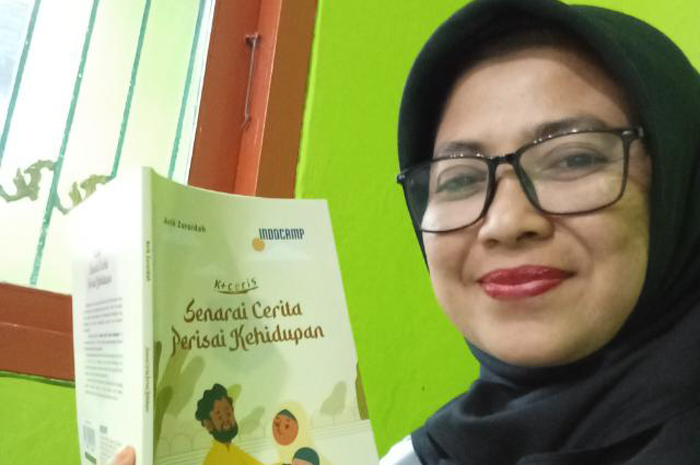 Anik Zuroidah bersama salah satu buku karyanya