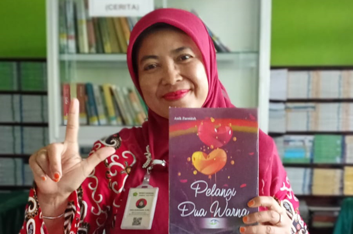 Anik Zuroidah, Guru Bahasa Indonesia MAN 5 Jombang