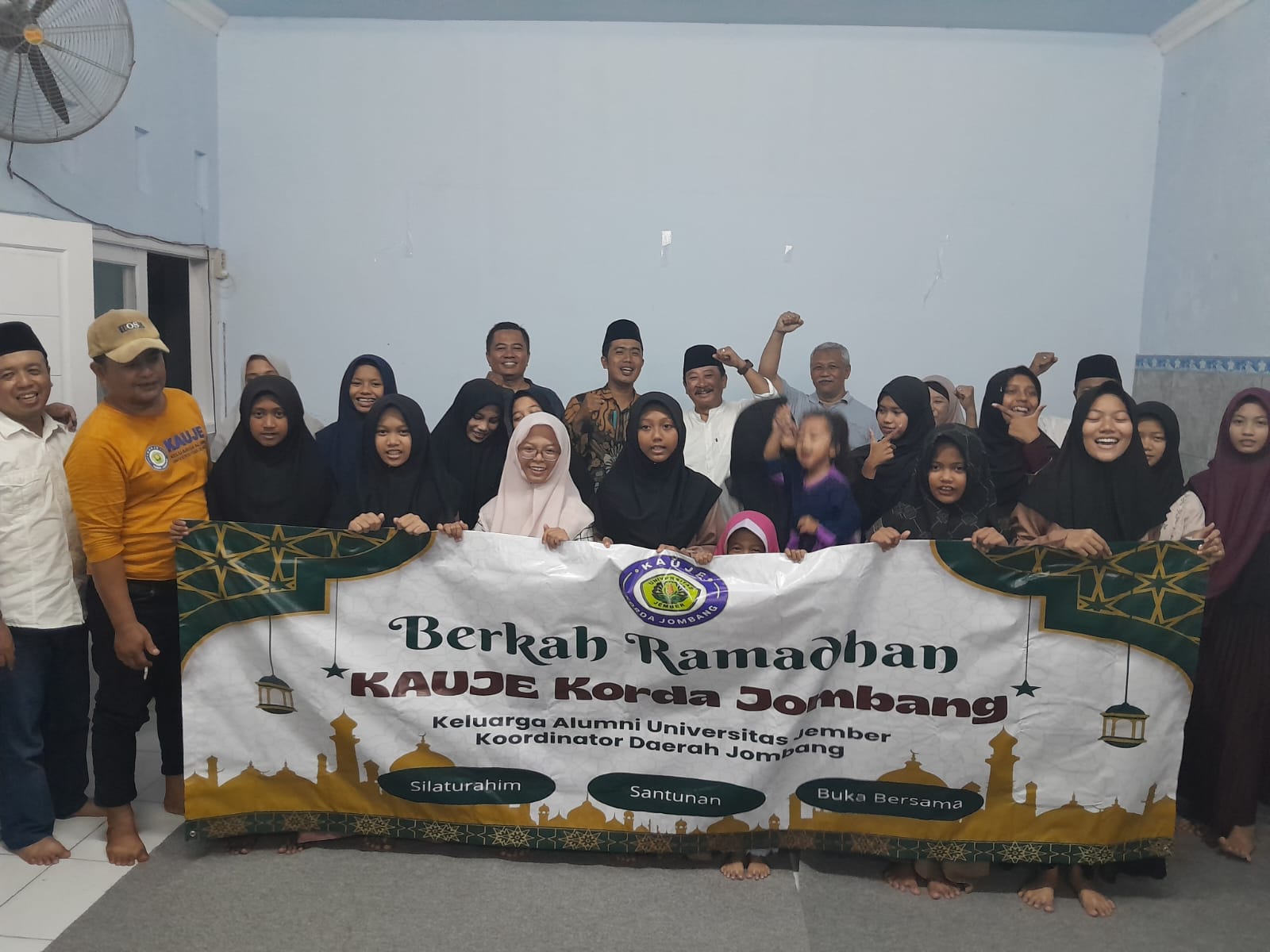 Pengurus KAUJE Korda Jombang mengadakan buka puasa bersama bareng anak Yatim di Panti Asuhan At Tohir, Jalan Raya Gendong-Godong Gudo, Kabupaten Jombang, Kamis (12/3/2026) sore.
