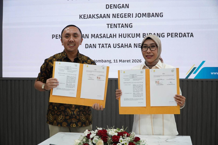 Manajer PLN UP3 Mojokerto Muhammad Syafdinnur bersama Kepala Kejari Jombang Dyah Ambarwati menandatangani kerjasama.