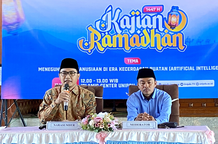 MENDALAM: Kaprodi Pascasarjana Manajemen Pendidikan Unipdu Jombang, Dr Amrulloh Lc MThi, saat menyampaikan materi.