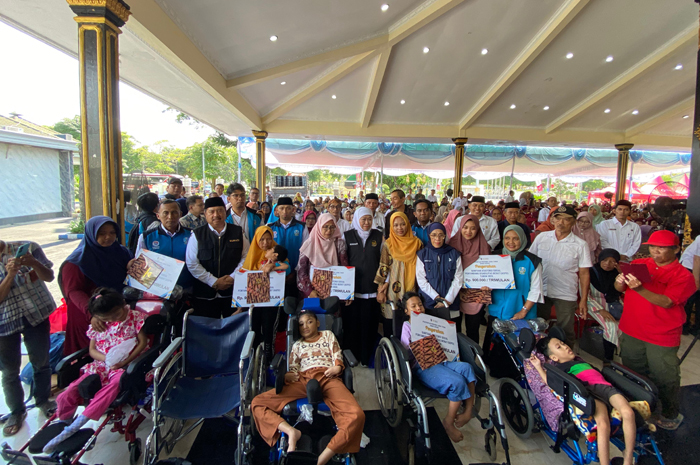 DISALURKAN: Gubernur Jawa Timur Khofifah Indar Parawansa menyalurkan bansos kepada KPM di Pendopo Kabupaten Jombang, (11/3).