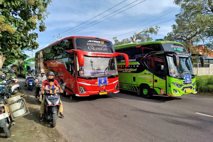 IRING-IRINGAN: 78 armada Bus yang disiapkan Pondok Tebuireng, Jombang berangkat mengantarkan santri pulang kampung, (11/3).