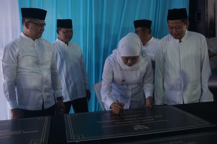 Gubernur Jawa Timur, Khofifah Indar Parawansa meresmikan revitalisasi dan rehabilitasi 51 sekolah di Jawa Timur.