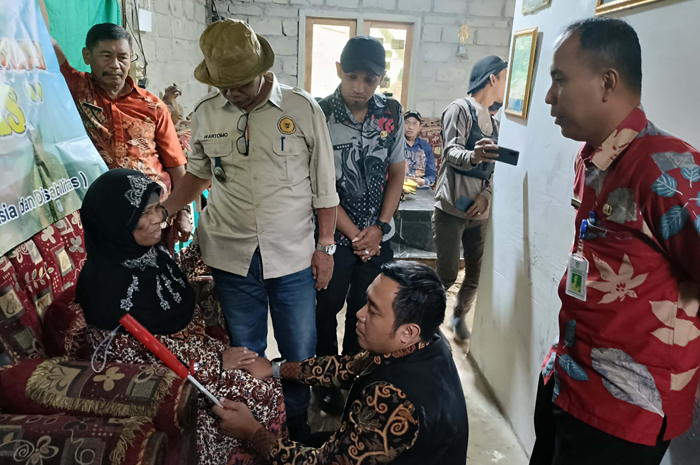 PROGRAM PEDULI SESAMA: Kepala Desa Galengdowo Wartomo bersama jajaran Forkopimcam Wonosalam, Jombang saat melaksanakan program WELAS, Kamis (26/2).