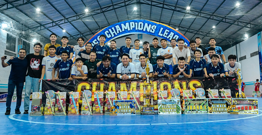 JUARA PERDANA: Seluruh anggota Bluemosphere dan Kliwon SSFC berfoto bersama setelah pertandingan final OFS Ramadhan Cup 2026, Minggu (8/3) malam.