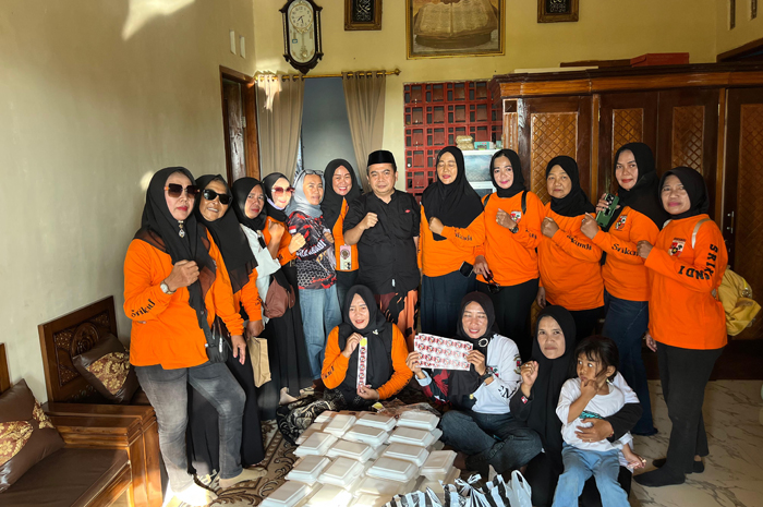 TELADAN: Wakil Ketua DPRD Jombang, HM Syarif Hidayatullah ST MMT (Gus Sentot), bersama  Srikandi Pemuda Pancasila membagi takjil di Karangdagangan Kecamatan Bandarkedungmulyo, Jombang, Rabu (4/3).