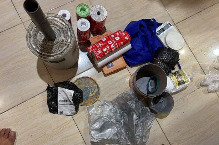 BARANG BUKTI: Seorang pemuda di Kecamatan Tembelang dibekuk Satreskrim Polres Jombang karena diduga membuat dan menyimpan bahan petasan atau mercon.