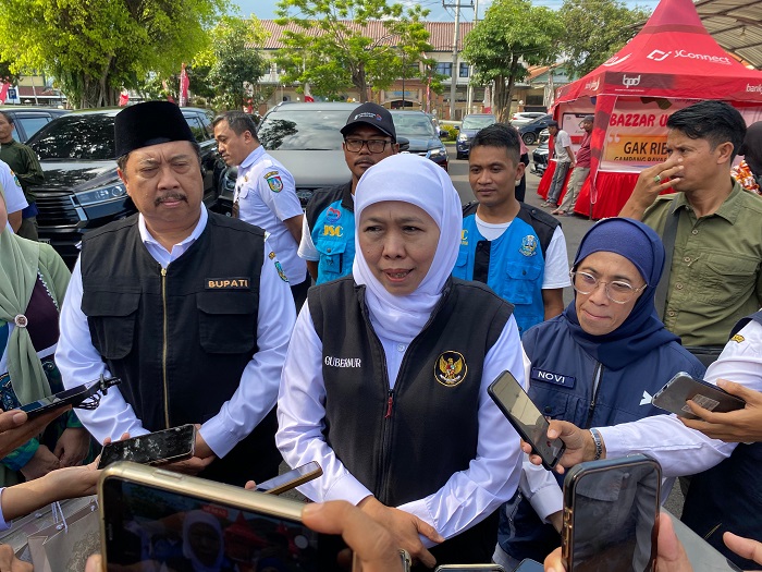 BERI PENJELASAN: Gubernur Jawa Timur Khofifah Indar Parawansa memberikan penjelasan kepada wartawan di Jombang, (11/3).