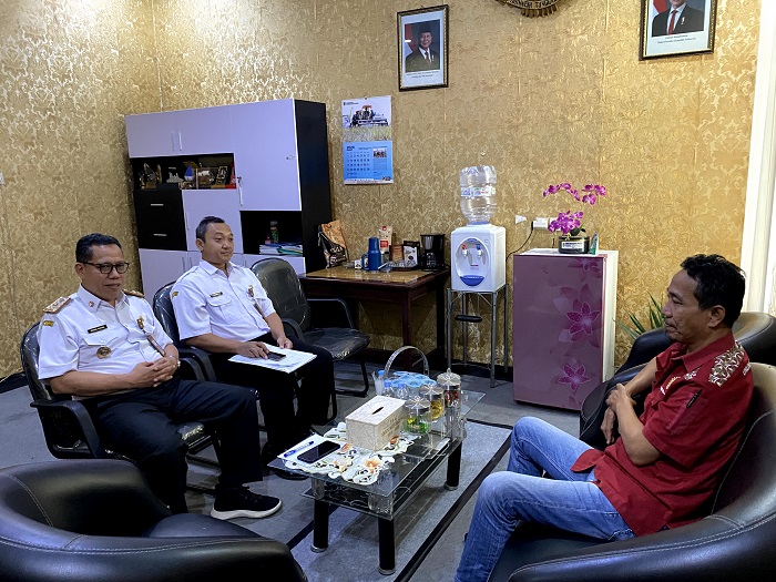 AUDIENSI: Kepala Dinas Tenaga Kerja (Disnaker) Kabupaten Jombang Isawan Nanang Risdiyanto melakukan audiensi dengan PT SGS, (11/3).
