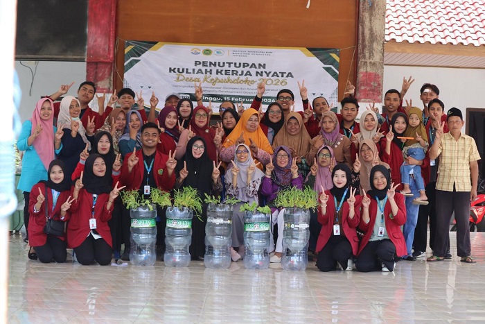 KOLABORASI: Kepala Desa Kepuhdoko Inasaroh bersama kalangan akademisi saat menutup kegiatan budidaya aquaponik di pendopo kantor Desa Kepuhdoko, Jombang, Minggu (15/2) pagi.