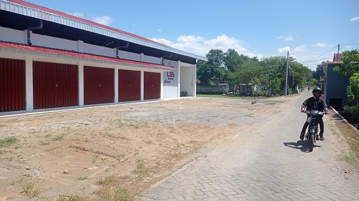 RAMPUNG: Salah satu gerai dan gudang KDKMP di Kecamatan Diwek, Jombang yang baru selesai dibangun.