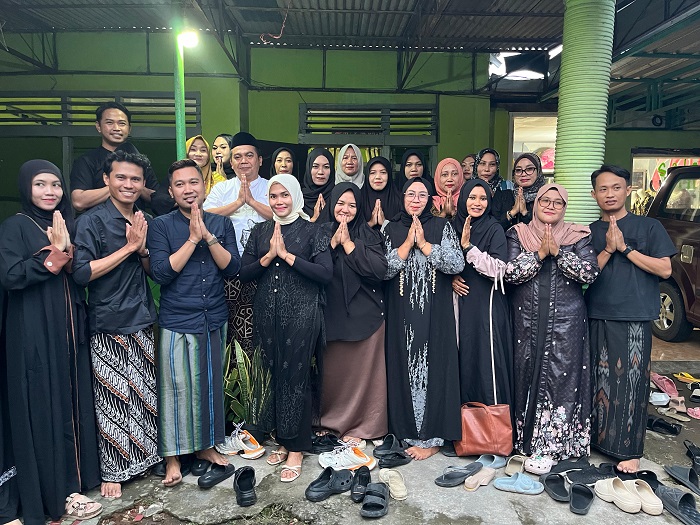 TELADAN: Wakil Ketua DPRD Jombang, HM Syarif Hidayatullah ST MMT (Gus Sentot), saat buka bersama dan santunan anak yatim-duafa bersama HARPI di Dusun Corogo, Janti, Jogoroto, (6/3).