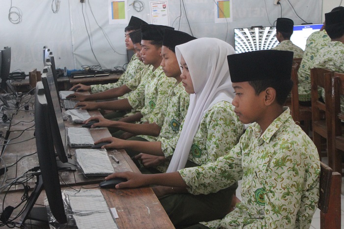 2.	CANGGIH: Siswa MTsN 14 Jombang memanfaatkan komputer sekolah untuk kegiatan pembelajaran berbasis digital.