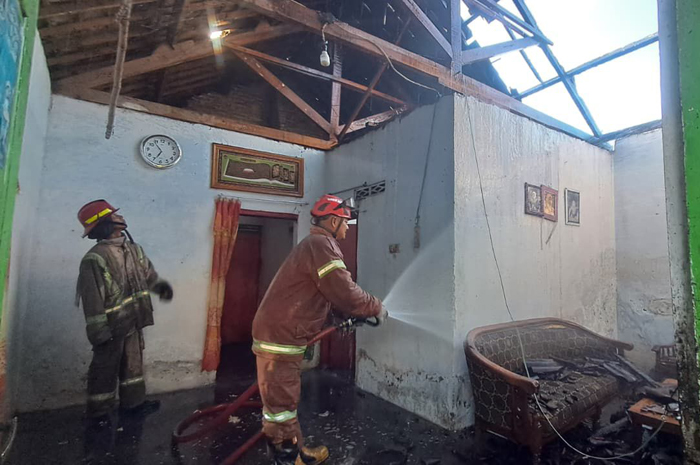 Kebakaran terjadi di rumah milik Mutiah, 45 tahun, di Dusun Rejosari, Desa Rejoagung, Kecamatan Ngoro, Jombang, (13/3) pagi.