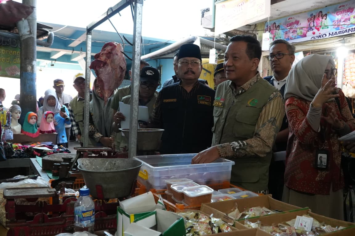 PANTAU: Sekretaris Daerah Kabupaten (Sekdakab) Jombang Agus Purnomo saat sidak di Pasar Ploso, Jombang, (13/3). 