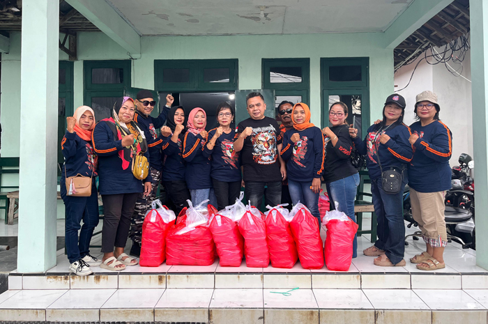 TELADAN: Wakil Ketua DPRD Jombang, HM Syarif Hidayatullah ST MMT (Gus Sentot), saat bagi takjil bersama KOTI dan Srikandi Pemuda Pancasila Kecamatan Gudo di depan Koramil, Gudo, Jombang, Minggu (8/3).