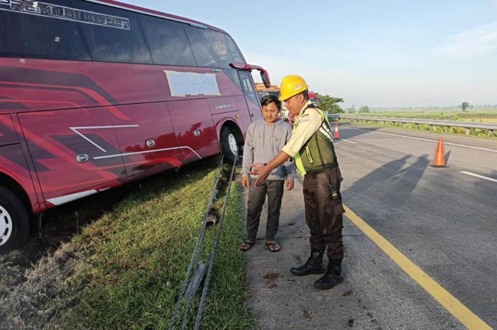 Sebuah bus pariwisata mengalami kecelakaan tunggal di ruas jalan tol Jombang&ndash;Mojokerto (Jomo) KM 676+600 B, Jumat (13/3) dini hari.