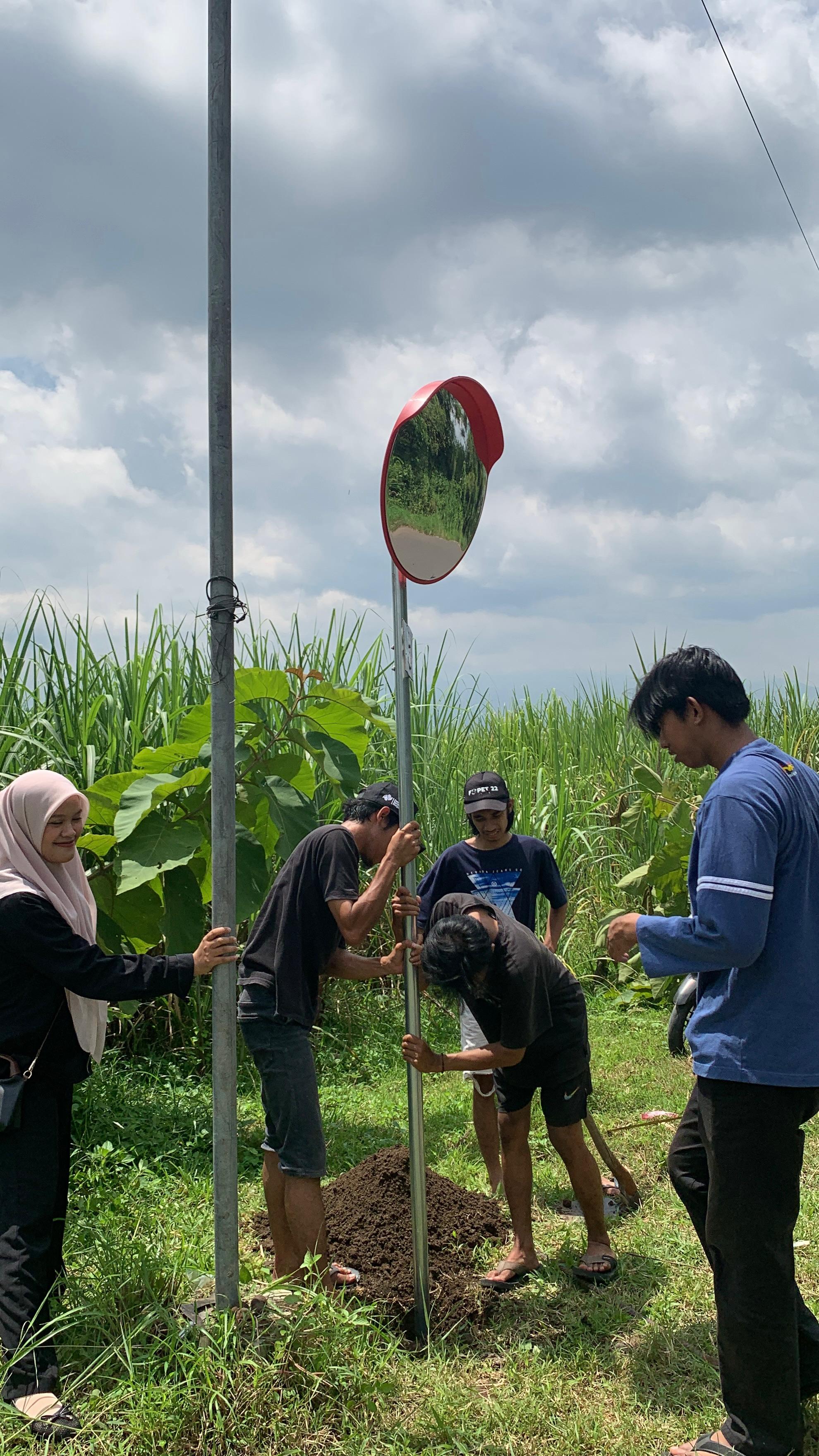 Mahasiswa UNISMA yang tergabung dalam program Kandidat Sarjana Mengabdi Nusantara (KSM N) memasang Cermin Keselamatan di Desa Wringinpitu, Mojowarno, Jombang.