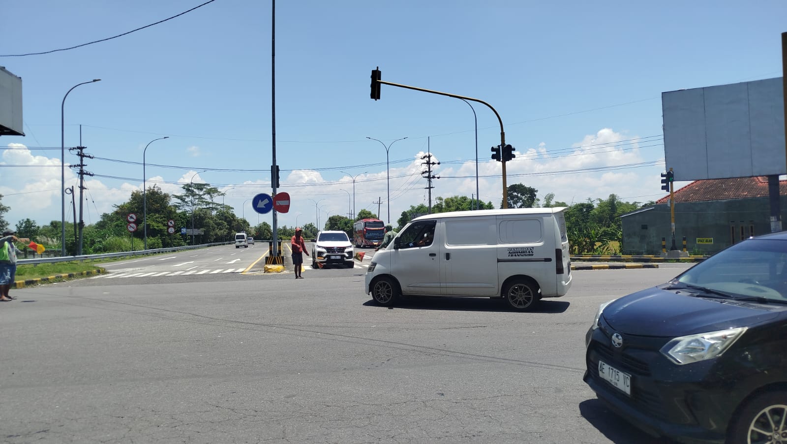 LANGGANAN MACET: Jalan Raya Bandarkedungmulyo, Jombang selalu macet setiap arus mudik, (14/3).