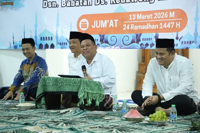 PEDULI: Wabup Salmanudin Yazid bersama Sekdakab Jombang Agus Purnomo saat mengikuti safari Ramadan di Masjid Al-Ikhlas, Dusun Babatan, Desa Kedawong, Kecamatan Diwek, Jombang, Jumat (13/3) malam.