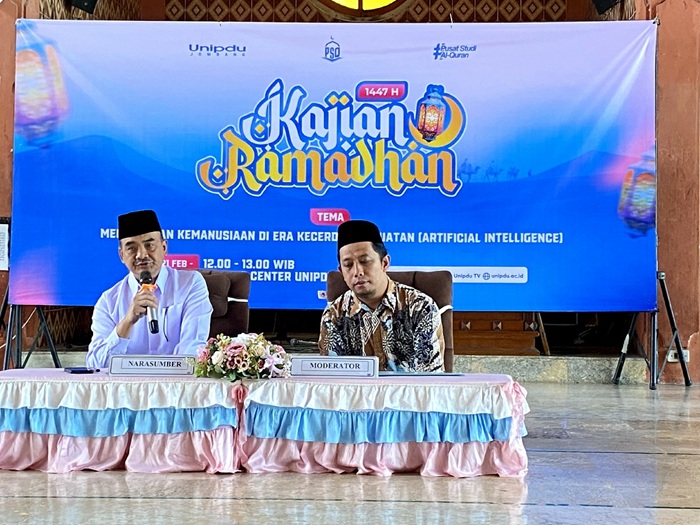 MENCERAHKAN: Direktur Pascasarjana Unipdu Jombang, Dr H Achmad Zakaria SKM MKes, saat menyampaikan materi.