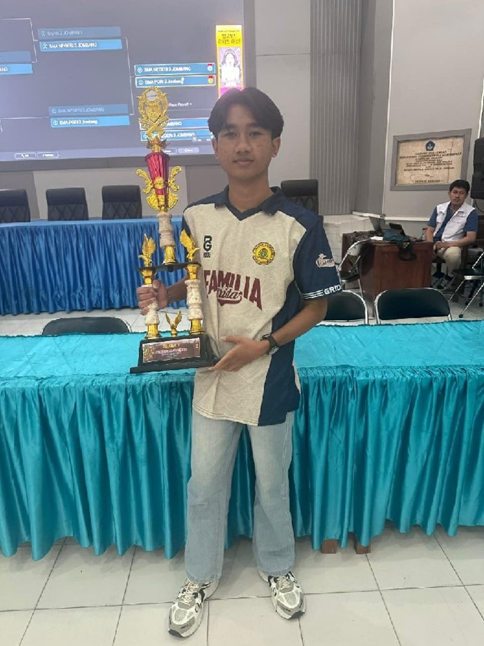 Adrian Firman Maulana, Kelas XII - 4 SMA PGRI 2 Jombang