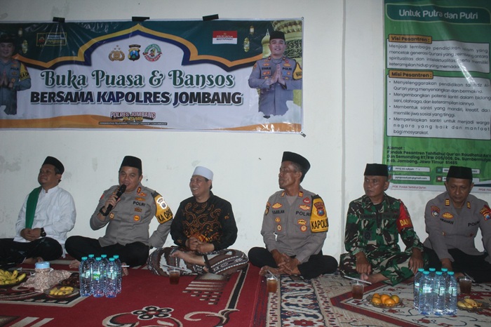 PROFESIONAL: Kapolres Jombang AKBP Ardi Kurniawan saat sambutan di PP Tahfidzul Quran Roudhotul As&rsquo;adiyah, Semanding, Sumbermulyo, Jogoroto, Jumat (13/3).