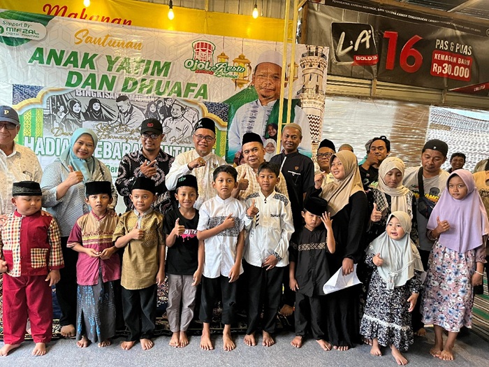 TELADAN: Wakil Ketua DPRD Jombang, HM Syarif Hidayatullah ST MMT (Gus Sentot), saat santunan anak yatim piatu bersama Ojol Resto Jombang Berbagi di Warkop Cepot, Sengon, Sabtu (14/3). 