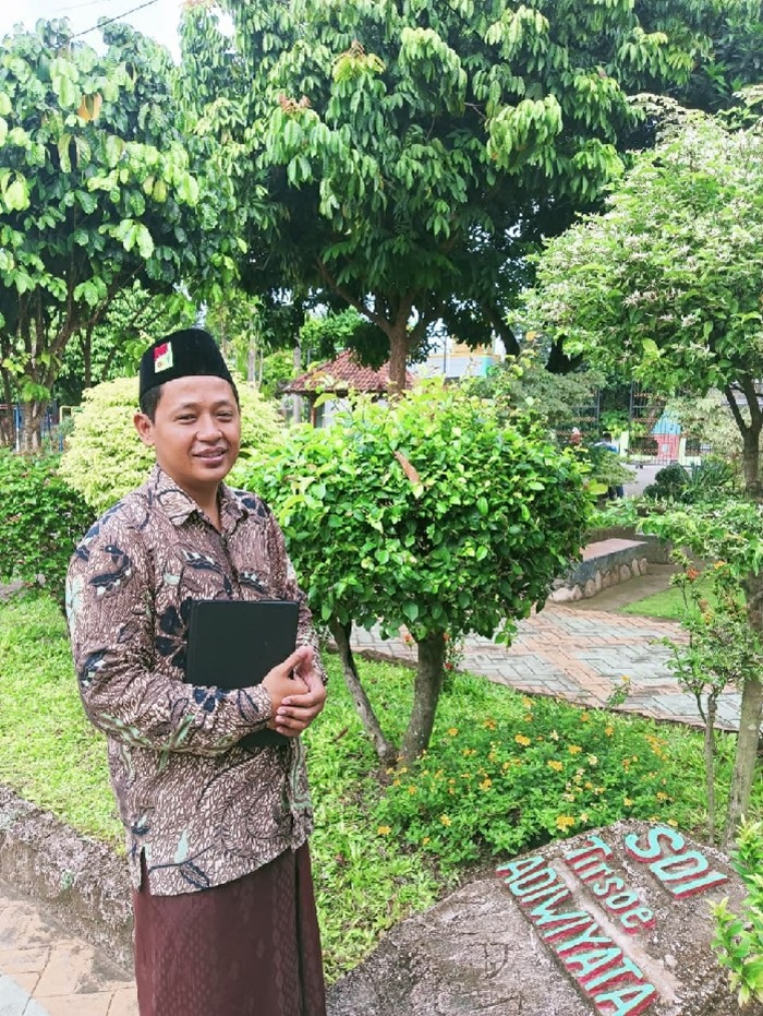 Muhammad Khoirul Afif SESy SPd, Guru SDI Tebuireng Ir Soedigno, Mahasiswa Pascasarjana Universitas Darul Ulum, dan Penerima Beasiswa LPPD Provinsi Jawa Timur 2024