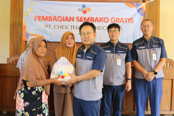 PEDULI: Vice President Director Yoo Kungmin saat menyalurkan bantuan sembako. 