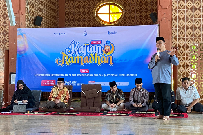 APRESIASI: Ketua Yapetidu K.H. M. Zaimuddin Wijaya As&rsquo;ad foto bersama mahasiswa yang mendapatkan apresiasi. 