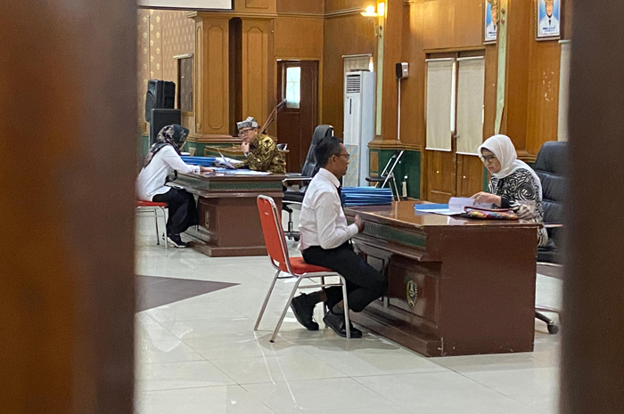 KONDUSIF: Sebanyak 27 peserta mengikuti tahapan uji gagasan dan wawancara di ruang Bung Tomo Kantor Pemkab Jombang, Senin (16/3).