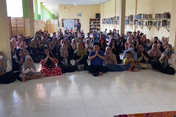 TELADAN: Wakil Ketua DPRD Jombang, HM Syarif Hidayatullah ST MMT (Gus Sentot), saat reses di Asrama Sulaiman Bilqis dan Bilqis 2 PP Darul Ulum Rejoso, Minggu (15/3).
