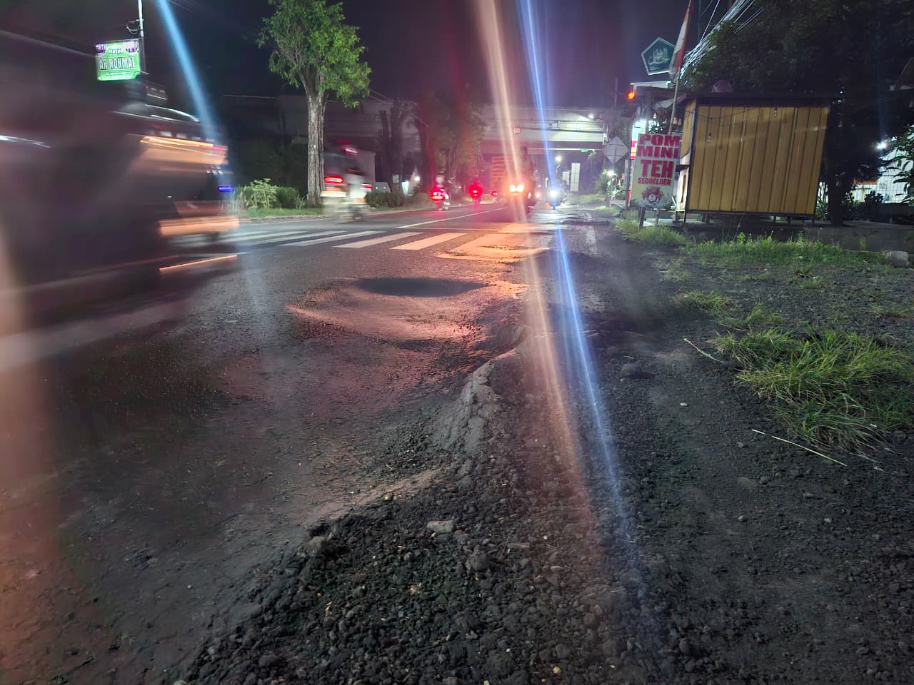 BUTUH PENANGANAN: Jalan provinsi ruas Jombang-Ploso bergelombang, (15/3).
