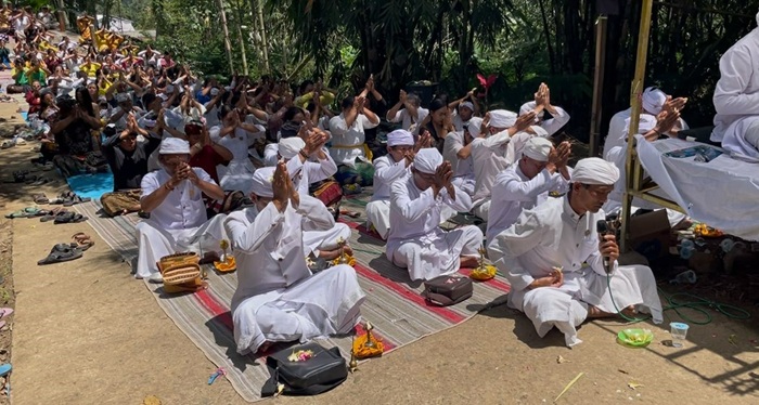 SAKRAL: Ratusan umat Hindu menggelar Upacara Melasti di sumber air Dusun Tegalrejo, Desa Jarak, Kecamatan Wonosalam, Jombang, Sabtu (14/3).