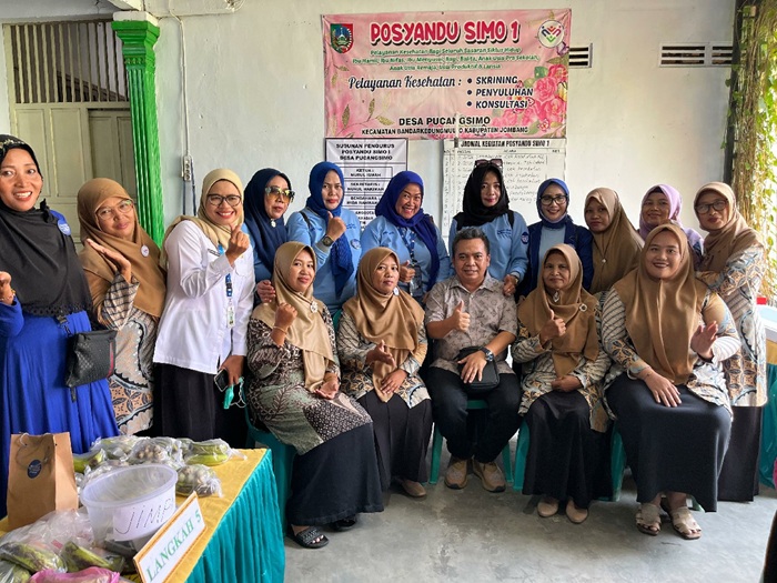TELADAN: Wakil Ketua DPRD Jombang, HM Syarif Hidayatullah ST MMT (Gus Sentot), saat mengunjungi Posyandu Simo 1 di Desa Pucangsimo, Kecamatan Bandarkedungmulyo, Jombang, Rabu (4/3).