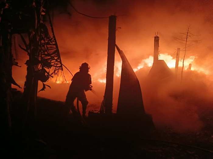 MEMBARA: Gudang rosok di Dusun Winong, Desa Johowinong, Kecamatan Mojoagung, Jombang terbakar, Senin (16/3) dini hari.