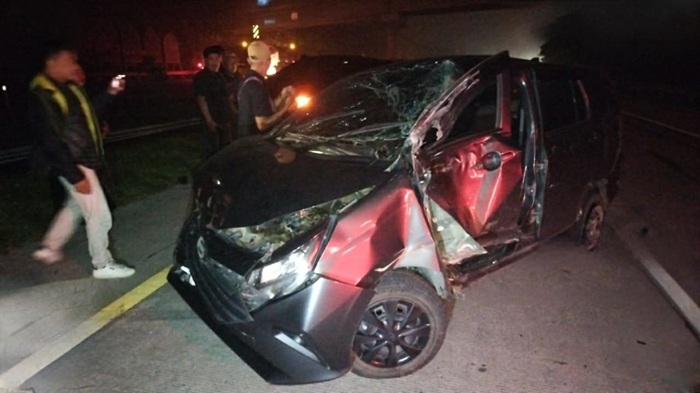 Kecelakaan beruntun melibatkan lima kendaraan terjadi di ruas Tol Jombang&ndash;Mojokerto (Jomo) KM 704+900 A, Rabu (18/2) dini hari.