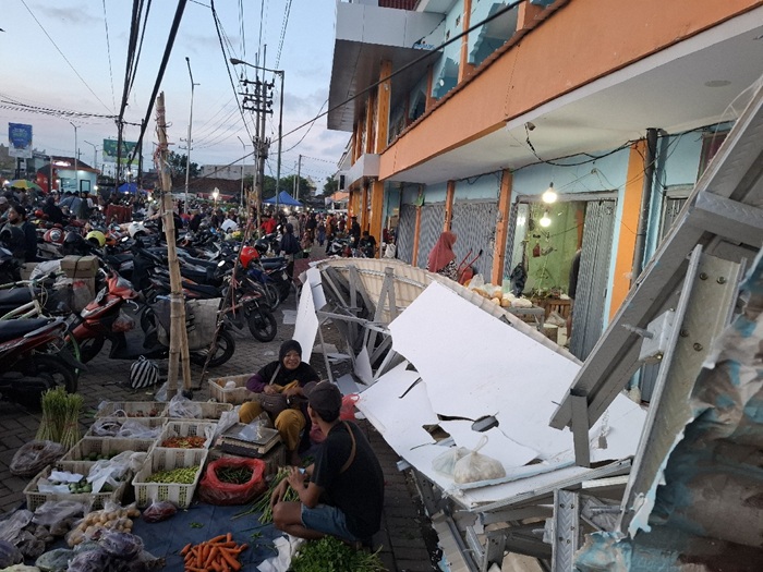 Bangunan Pasar Ploso, Jombang yang baru diresmikan Januari 2026 rusak, Rabu (18/3) dini hari.