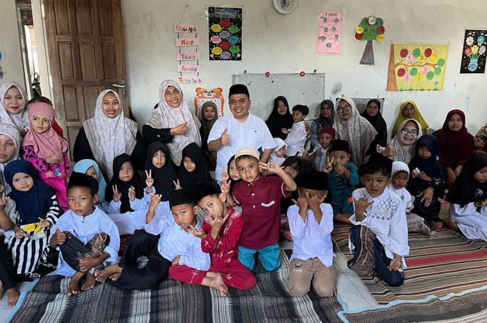 TELADAN: Wakil Ketua DPRD Jombang, HM Syarif Hidayatullah ST MMT (Gus Sentot), saat mengunjungi TK Jannatun Naim Desa Mayangan Kecamatan Jogoroto yang mengadakan bagi takjil dan buka bersama, Kamis (1