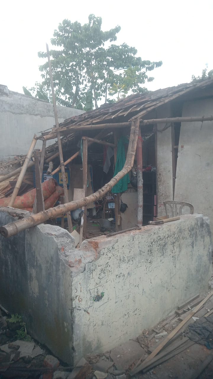 BUTUH BANTUAN: Rumah milik Anam, warga Dusun Bendorangkang, Desa Tanggalrejo, Kecamatan Mojoagung, Jombang, ambruk saat Lebaran, Minggu (22/3) dini hari.