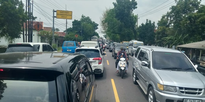 MACET: Kemacetan di jalur arteri Bandarkedungmulyo menuju Simpang Mengkreng, Jombang, Selasa (24/3).