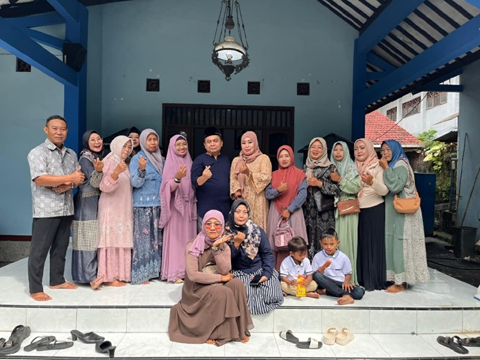 NIKMAT:  Anak-anak yang ikut hadir di kediaman Gus Sentot di Jombang saat open house (22/3) mendapat sangu dan es krim gratis.