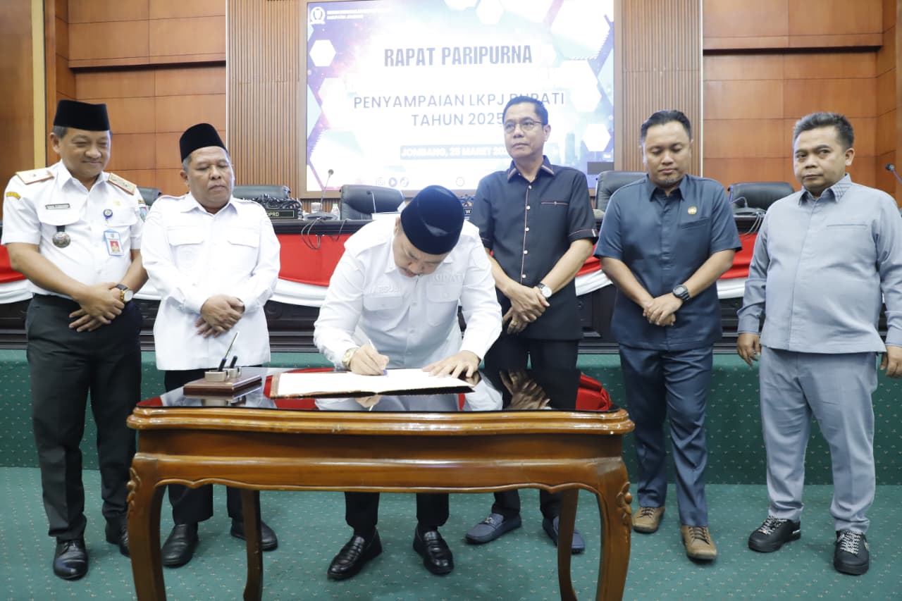 KAWAL PEMERINTAHAN: Bupati Jombang Warsubi menandatangani LKPJ Bupati Tahun 2025 bersama Ketua DPRD Jombang Hadi Atmaji.