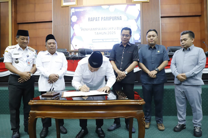 DISAKSIKAN: Ketua DPRD Jombang Hadi Atmaji menyaksikan penandatangananan berita acara LKPJ Bupati Tahun 2025 oleh Bupati Jombang Warsubi.