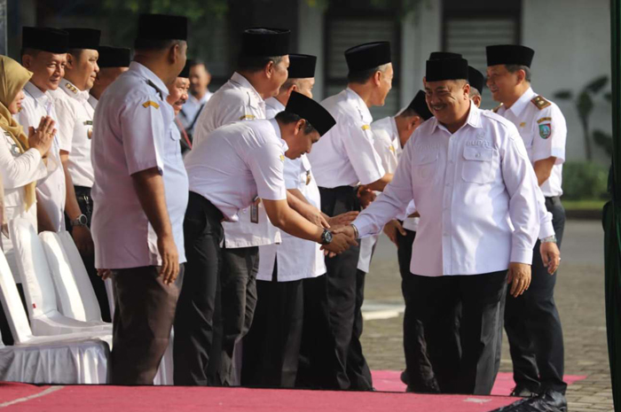 SILATURAHMI: Bupati Jombang Warsubi didampingi Wabup Salmanudin Yazid dan Sekdakab Jombang Agus Purnomo saat silaturahmi bersama ASN, Rabu (25/6).