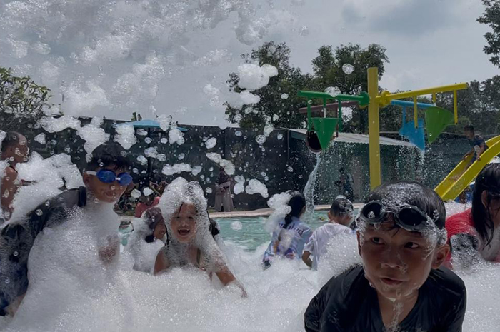 RAMAI: Sejumlah pengunjung menikmati bermain di waterboom Tirta Wisata, Jombang (25/3). 